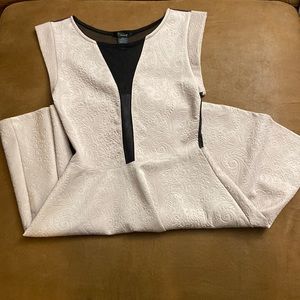 A-like dress with beautiful embossed detail